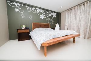 JSB Suites客房内的一张或多张床位