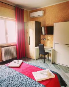 a room with a kitchen with a desk and a refrigerator at Central Campobasso in Campobasso