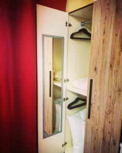 armario con espejo y pared roja en Central Campobasso, en Campobasso