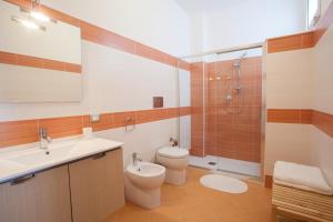 een badkamer met een toilet, een wastafel en een douche bij B&B Il Sole Blu in Trapani