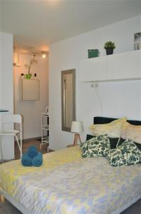 マルセイユにあるStudio Charles de Gaulle - Vieux Portのベッドルーム1室(青いタオル付きのベッド1台付)