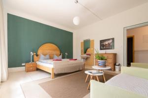 Posteľ alebo postele v izbe v ubytovaní Absteige Innsbruck- Zentrale Ferienapartments