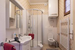 Kúpeľňa v ubytovaní Absteige Innsbruck- Zentrale Ferienapartments + 37 fotografií