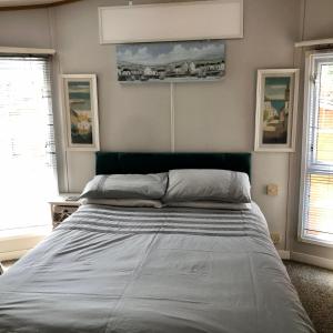 Estuary Farmhouse Retreat tesisinde bir odada yatak veya yataklar