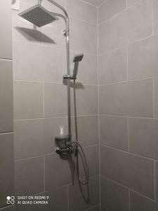 Нова і затишна квартира у центрі في أوجهورود: دش مع رأس دش في الحمام