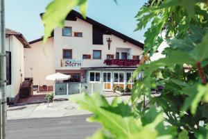 a building with a sign that reads i stay at Ferienwohnung Pension Stern in Aldino