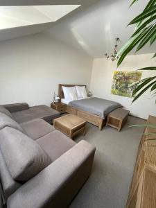 uma sala de estar com um sofá e uma cama em PROSECCO RESIDENCE MARKO em Valtice