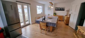 TV a/nebo společenská místnost v ubytování Hidden Gem near the beach with pool table