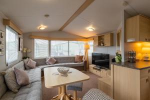 een woonkamer met een bank en een tafel bij Inside No 9 Retreat Carnforth in Carnforth