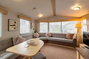 een woonkamer met een bank en een tafel bij Inside No 9 Retreat Carnforth in Carnforth
