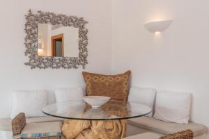salon ze szklanym stołem i kanapą w obiekcie Charming house in San Pantaleo w mieście Olbia +20 zdjęć