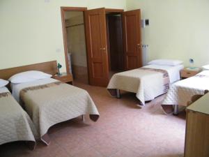 מיטה או מיטות בחדר ב-Torino central-- rooms and Apartments - Alba