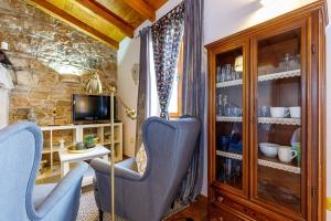 Televízia a/alebo spoločenská miestnosť v ubytovaní Villa Morena