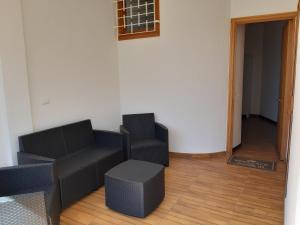 A seating area at Mondello Sabrina Apartments