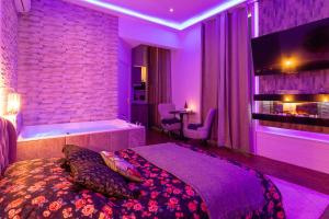 1 dormitorio con cama y bañera en Spa Edelweiss, en Dijon