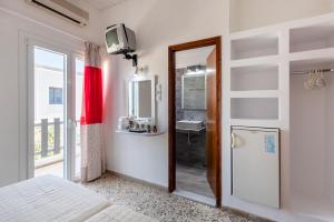 sypialnia z lustrem oraz łazienka z umywalką w obiekcie Stella Hotel w mieście Parikia +37 zdjęć