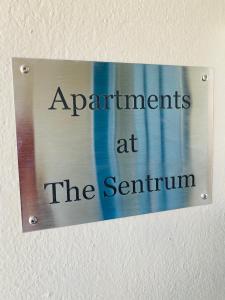 um sinal que reajusta o semium numa parede em Apartments At The Sentrum em Kristiansund