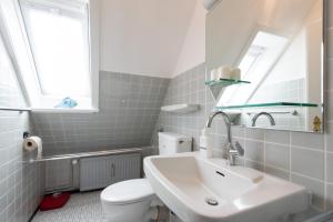 un bagno con un water bianco e un lavandino di Sylter Wohlfühlnest, App 2 a Wenningstedt Altre 7 foto