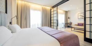 Ilunion Alcora Sevilla客房内的一张或多张床位
