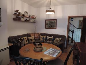 - un salon avec une table et un canapé dans l'établissement CASA GONDAR, à O Grove