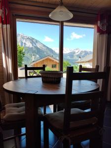 - une table à manger avec vue sur la montagne dans l'établissement la ratavelaiza, à Champagny-en-Vanoise