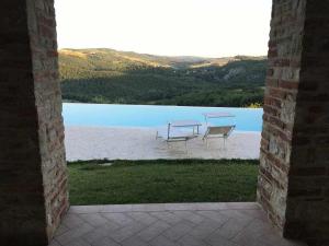 Bazén v ubytovaní San Venanzo - Casale de Conti alebo v jeho blízkosti