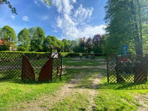 Vonkajšia záhrada v ubytovaní Apartament Zdrój Lądek