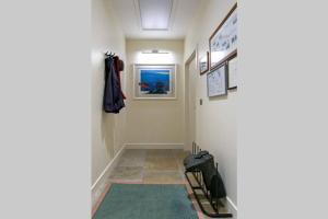 un pasillo con paredes blancas y alfombra azul en Laundry Cottage, River Doon fishing en Ayr