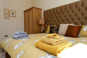 Posteľ alebo postele v izbe v ubytovaní Laundry Cottage, River Doon fishing