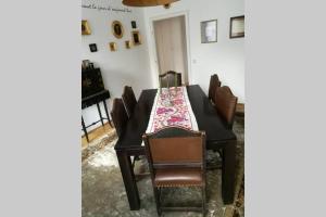 a dining room with a table and chairs at Herrschaftliche Wohnung in zentraler Lage in Salzburg