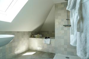 Hôtel Le Mouton Bleu的一间浴室