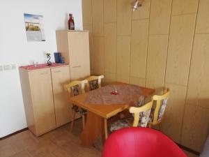 a kitchen with a table and chairs and a refrigerator at Ferienwohnung Kleine Seite 16 in Görlitz