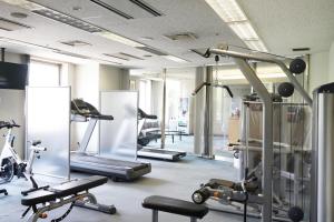 einen Fitnessraum mit mehreren Laufbändern und Heimtrainern in der Unterkunft Narita Tobu Hotel Airport in Narita