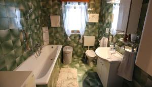 A bathroom at Apartment Klecak