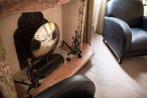ein Spiegel auf einem Tisch neben einem Stuhl in der Unterkunft Liassidi Wellness Suites in Venedig