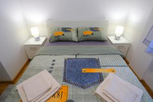 ソコバニャにあるApartman Alegroの小さなベッドルーム(ベッド1台、ナイトスタンド2台付)
