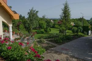 ギェネシュディアーシュにあるBodó Házの隣のピンクの花の庭園