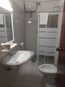 Koupelna v ubytování Albergo Italia
