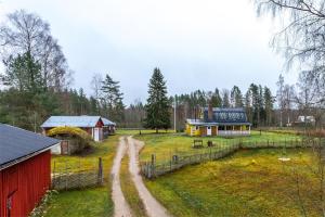 a farm with a red house and a red barn at Härlig Heden Vakantiehuis in Råda