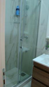 y baño con ducha de cristal y lavabo. en Gagovic en Cetinje