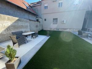 Patio alebo iná vonkajšia časť ubytovania Holiday Apartmanház