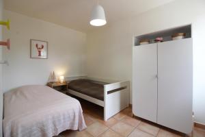 - une chambre avec un lit et une commode dans l'établissement Domaine du Flamand - Gîtes du Pin Sec côté OCEAN, à Naujac-sur-Mer