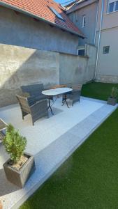 Vonkajšia záhrada v ubytovaní Holiday Apartmanház