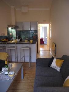Kitchen o kitchenette sa Fabulous location, One Bedroom West End Flat, just off Byres rd, close to SEC & Hydro