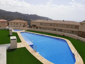 uma vista sobre um edifício com uma grande piscina em Casas Nuestras I Vicar piscinas de verano y climatizada en invierno, fitness center wifi y parking disponible con reserva Abierto Se puede reservar em Vícar