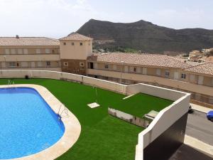 Skats uz peldbaseinu naktsmītnē Casas Nuestras I Vicar piscinas de verano y climatizada en invierno, fitness center wifi y parking disponible con reserva Abierto Se puede reservar vai tās tuvumā