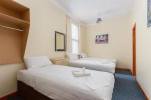 Cette chambre comprend 2 lits et une fenêtre. dans l'établissement The Norwood Hotel For Groups-The Party Weekender!, à Blackpool