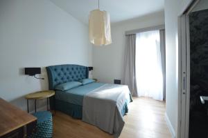 1 dormitorio con cama, mesa y ventana en Domus D'Angelo B&B en Formia