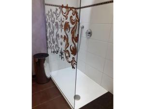 eine Dusche mit Glastür im Bad in der Unterkunft Ferienwohnung Arberblick in Lam