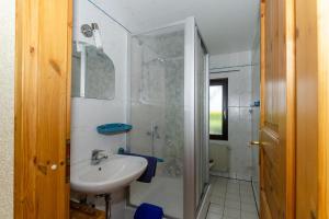 Kúpeľňa v ubytovaní Appartement-fuer-2-Personen-in-Schaprode